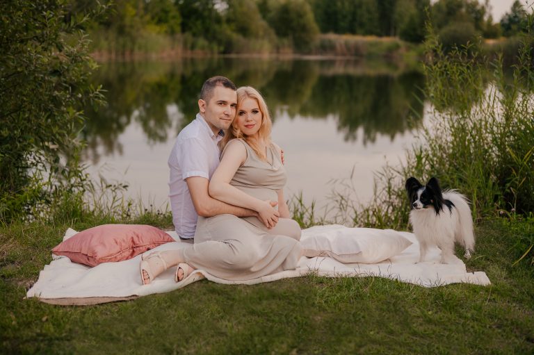 Naturalna sesja ciążowa nad&nbsp;wodą