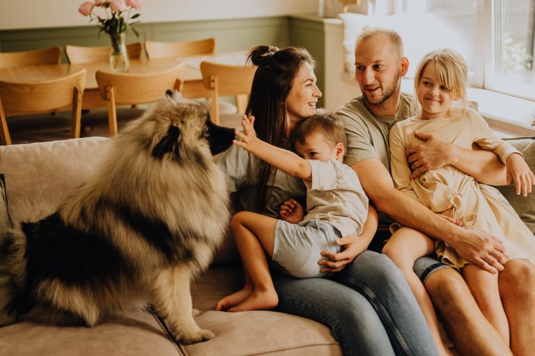 Domowa sesja zdjęciowa z&nbsp;dziećmi i&nbsp;zwierzakami – naturalne zdjęcia bez&nbsp;presji