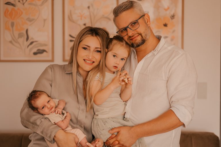 Sesja noworodkowa ze&nbsp;starszym rodzeństwem