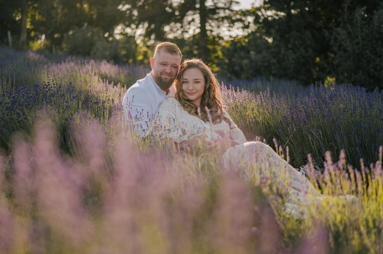 Sesja ciążowa na&nbsp;polu lawendy