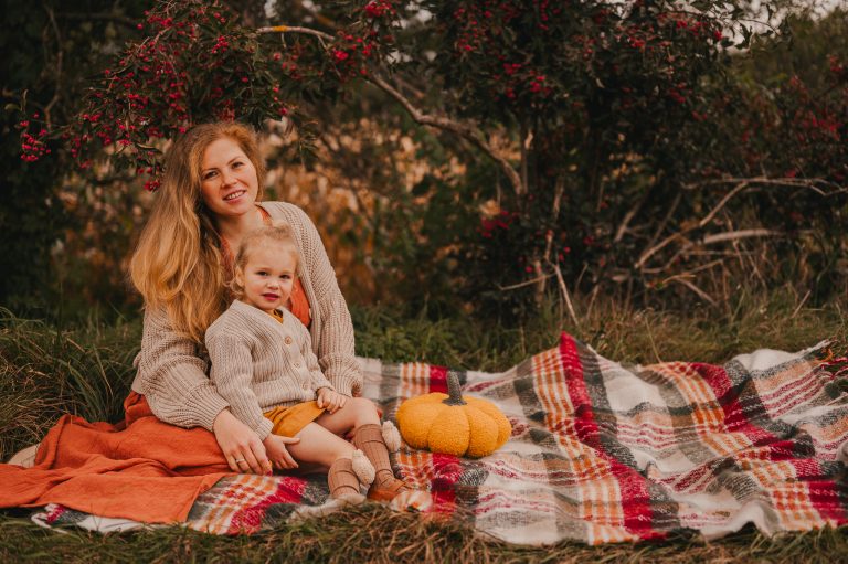 Sesja ciążowa jesienna – rodzinna sesja ciążowa w&nbsp;plenerze